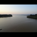 Der in den Mekong mündende Namkading Fluss (im Vordergrund)
